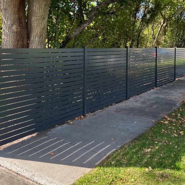 Modular fencing by 6063-T5 aluminium installed in public garden